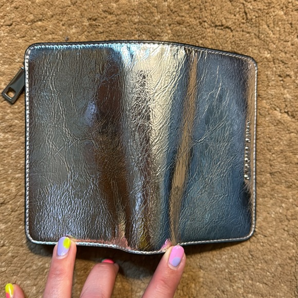 BEAUTIFUL Marc Jacobs Silver Chrome Wallet - Picture 5 of 10